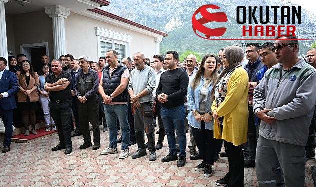 Lider Topaloğlu belediye işçisi ile bayramlaştı