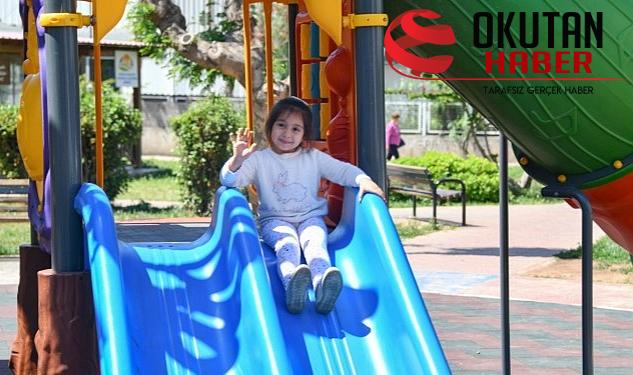 Yenişehir Belediyesi yakılan çocuk oyun kümesini yeniledi