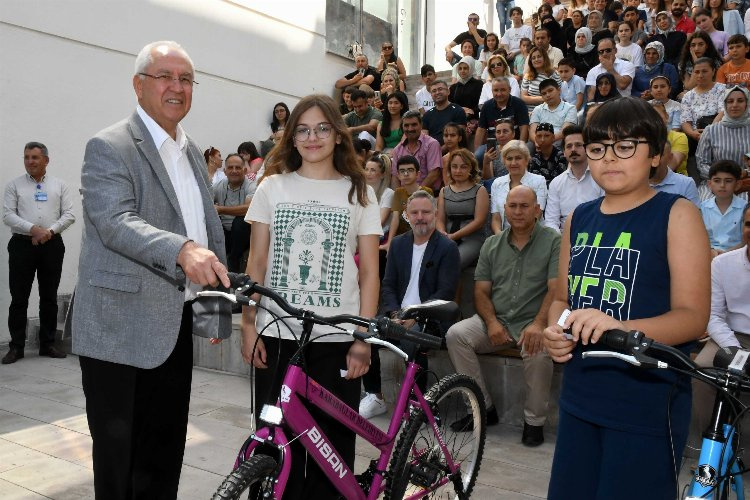 İzmir Karabağlar’da başarılı öğrencilere bisiklet