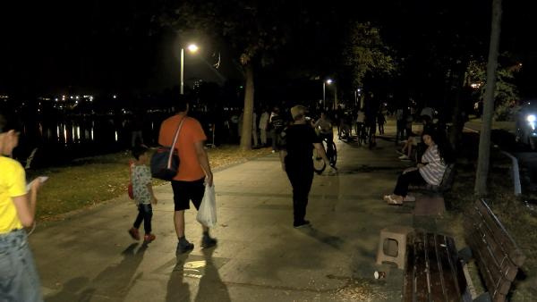 İstanbul'da sıcaklardan bunalan vatandaşlar, soluğu parklarda aldı