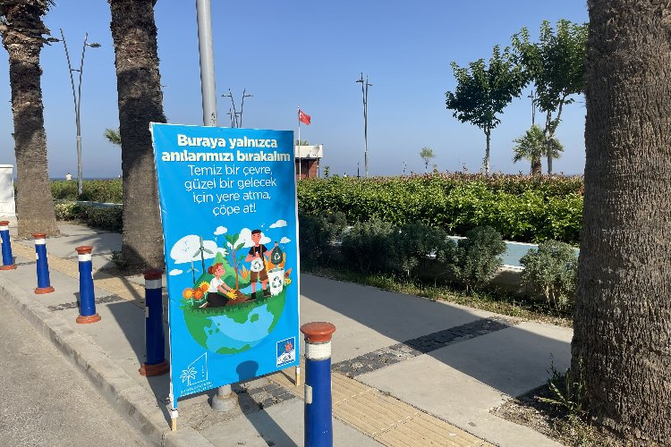 İzmir Narlıdere’de ‘temiz çevre’ için afişli farkındalık