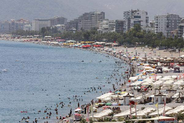 Antalya sahillerine sıcak darbesi! Plajlara ilgi azaldı