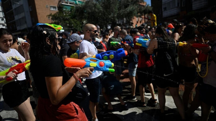 Madrid'de binlerce kişi su savaşı yaptı