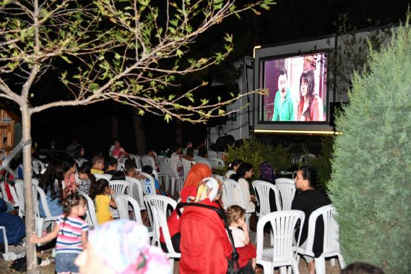 Osmaniye’de mahallelerde açık hava sinema gösterimleri başladı