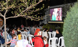 Osmaniye’de mahallelerde açık hava sinema gösterimleri başladı