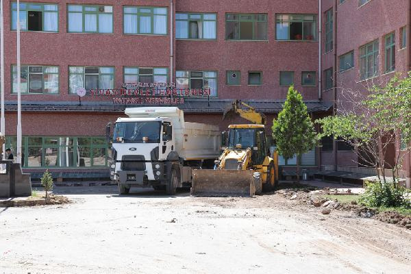 Sivas Devlet Hastanesi’nin çevre düzenlemesi yapılıyor