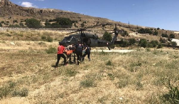 YAŞAM
                                        Tunceli'de kalp krizi geçiren kadına askeri helikopterle sevk