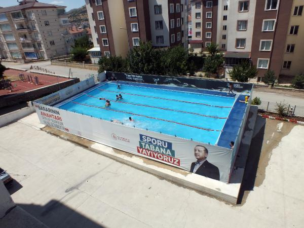 Yozgat’ta sıcaktan bunalan çocuklar havuzda serinledi
