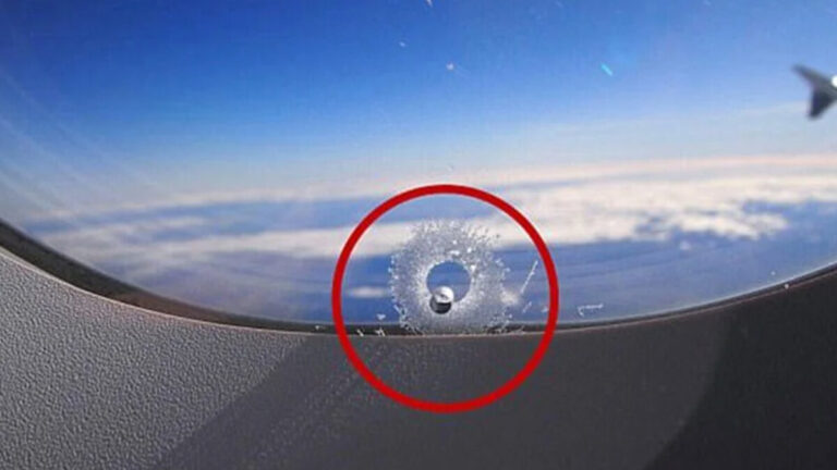 Uçak camlarındaki küçük delikler ne işe yarıyor? Bakın hangi amaç için yapılmış…