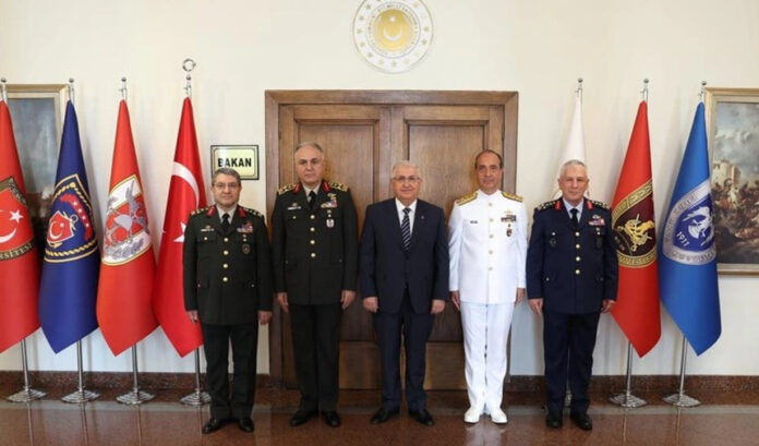 Komuta kademesi, Milli Savunma Bakanı Yaşar Güler'i ziyaret etti