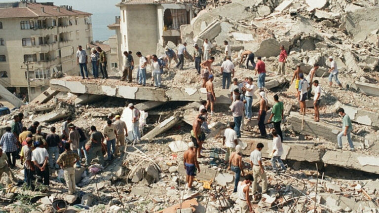 17 Ağustos Gölcük depremi kaç şiddetinde oldu? Gölcük depreminde kaç bina çöktü ve kaç kişi öldü?