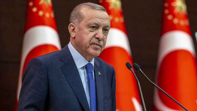 EMEKLİ YAŞADI! Erdoğan “olacak şey değil” diyerek açıkladı! Maaşlara zam…
