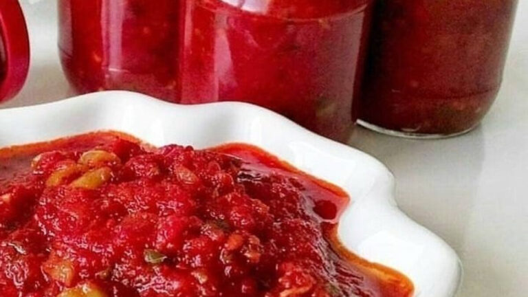 Konserve domatesi hiç böyle yemediniz! Parmak ısırtıyor…