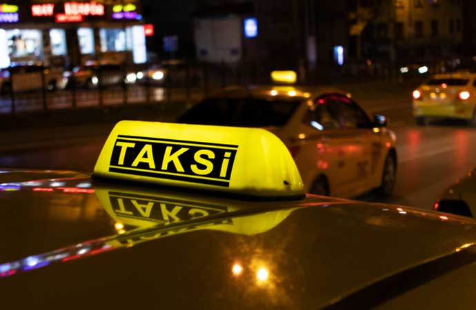İstanbul’da taksi şoförü, gazeteciye saldırıp tehdit etti: Seni boğarım