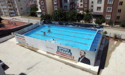 Yozgat'ta sıcaktan bunalan çocuklar havuzda serinledi