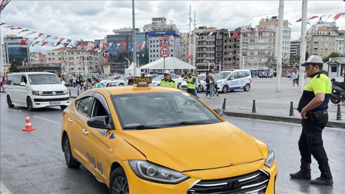 İstanbul'da yolcu seçen taksicilerin sivil polisle diyaloğu ortaya çıktı