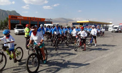 250 bisikletçi, Van Gölü'ne dikkat çekmek için Bitlis'e geldi