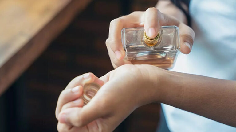 Parfümün kalıcılığını 10 kat artıracak yöntem! Parfümün kalıcılığını artırmak için yapmanız gerekenler..