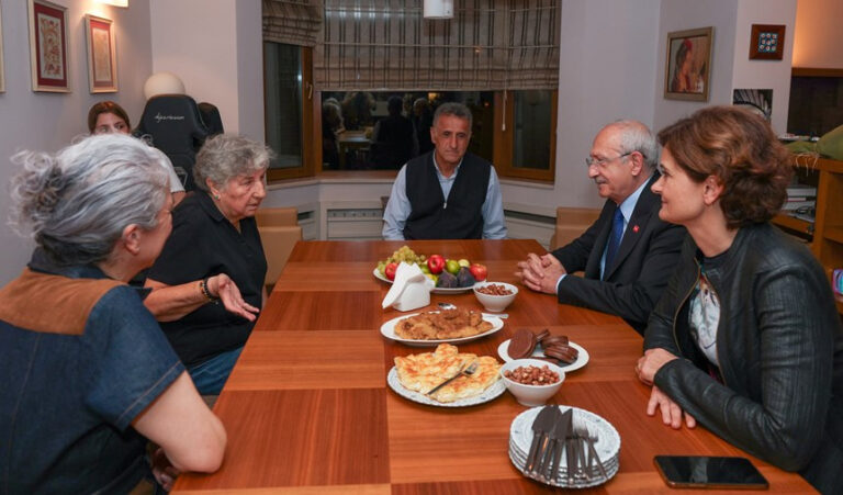 Genel
                                        Kemal Kılıçdaroğlu 44 yıl önce suikaste uğrayan Cevat Yurdakul’un ailesini ziyaret etti