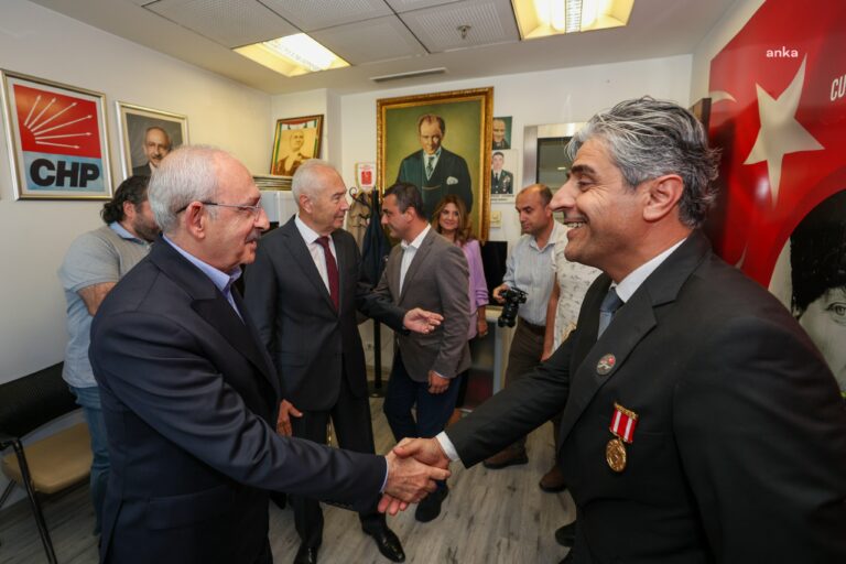 Genel
                                        Kemal Kılıçdaroğlu, Şehit Aileleri ve Gaziler Koordinasyon Merkezi’ni ziyaret etti