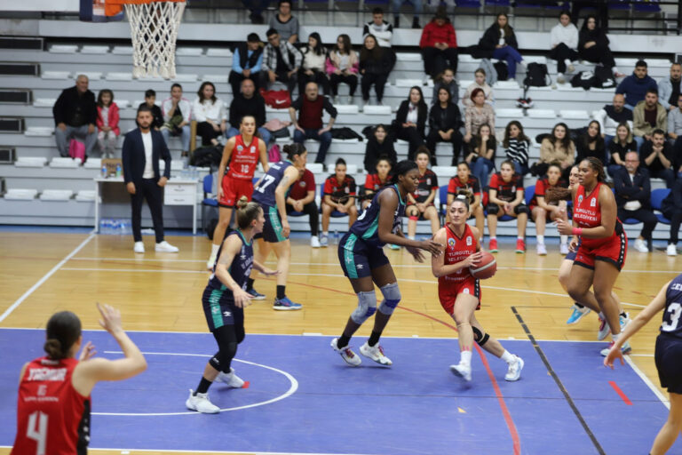 Turgutlu belediyesi kadın basketbol ve voleybol takımları sahada