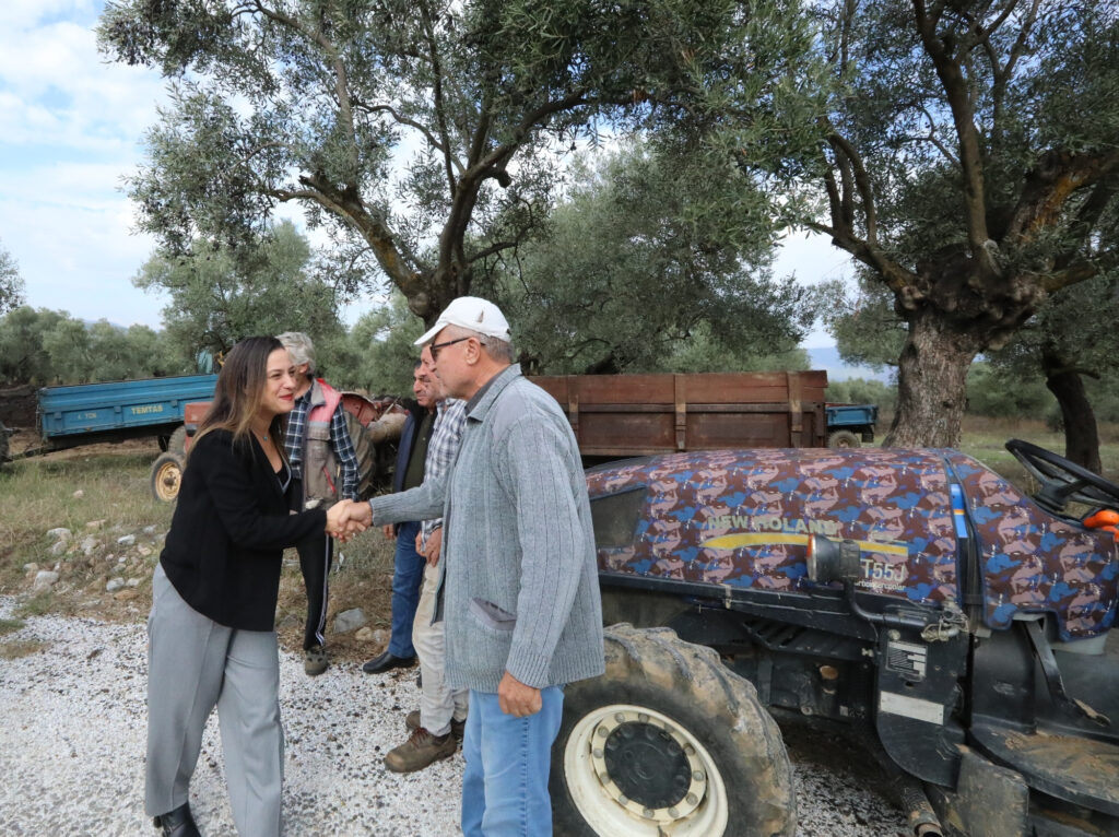 Efes Selçuk Belediyesinden Çiftçiye Gübre Desteği