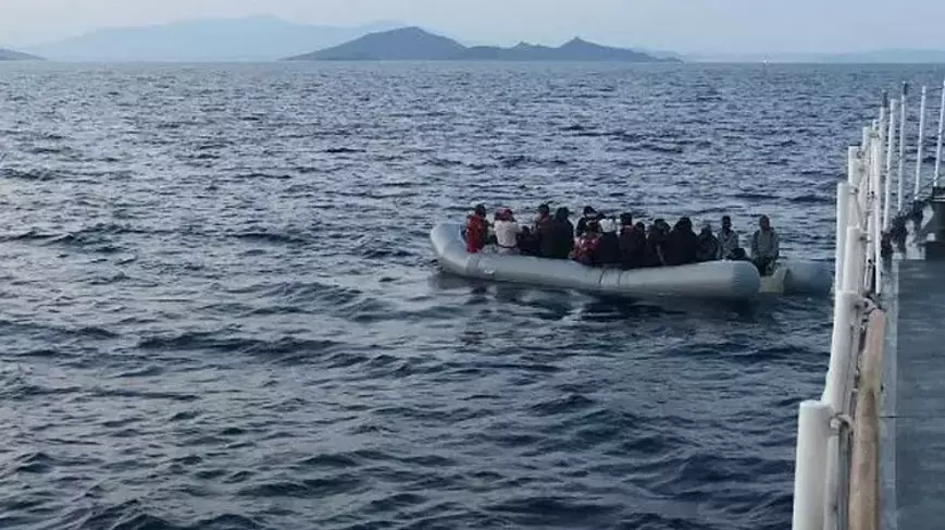 İzmir açıklarında 25 kaçak göçmen yakalandı