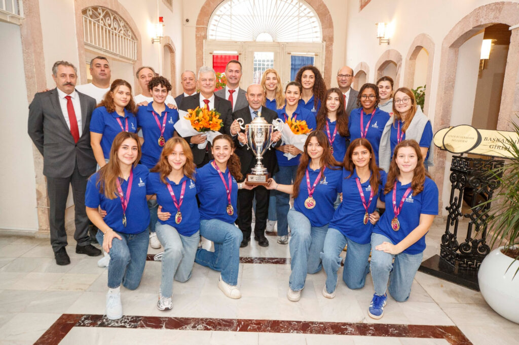İzmir’in şampiyon kadınları kupayı Soyer’e getirdi
