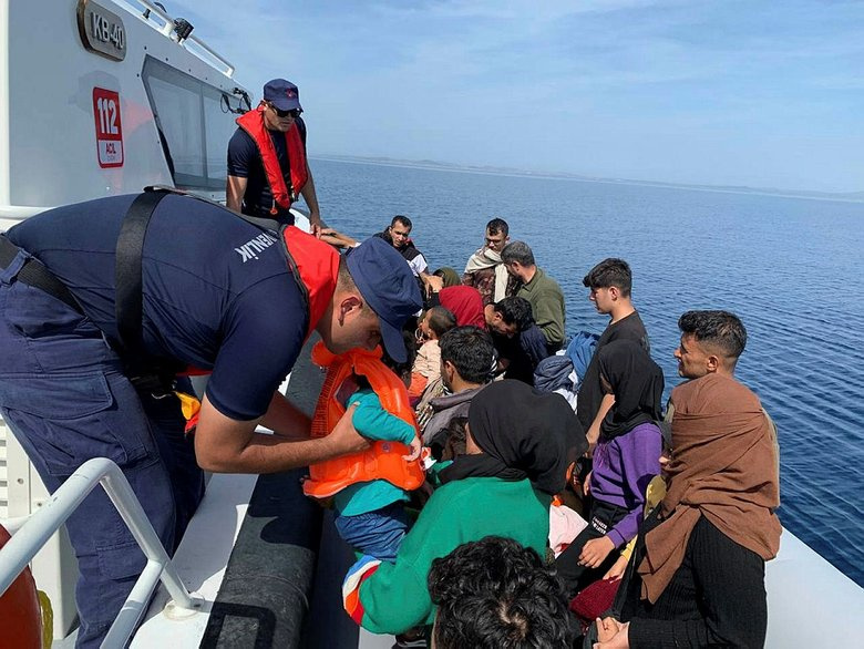 İzmir açıklarında 102 kaçak göçmen yakalandı