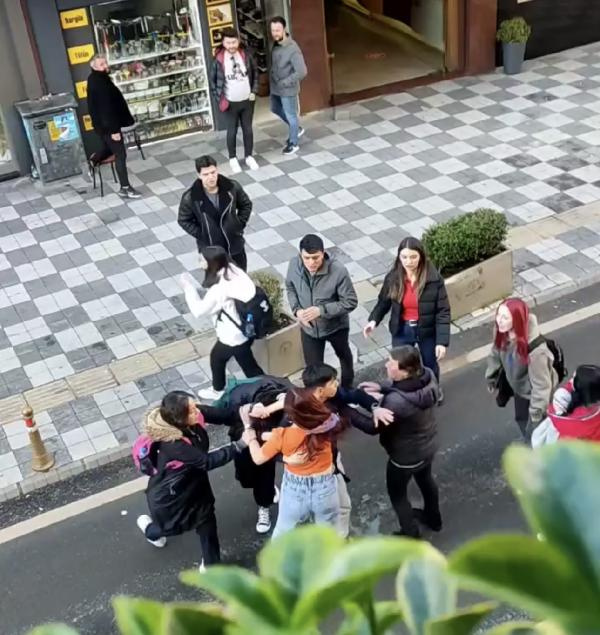 Liseli kızlar, cadde ortasında kavga etti