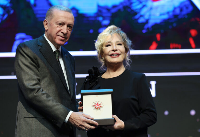 Cumhurbaşkanı Erdoğan, 2023 yılı Cumhurbaşkanlığı Kültür Sanat Büyük Ödülleri Töreni’nde Emel Sayın’a ödül verdi