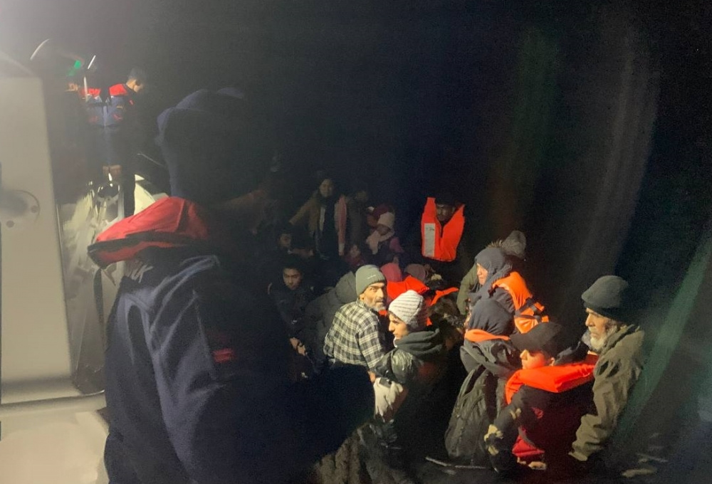 İzmir açıklarında 55 düzensiz göçmen yakalandı