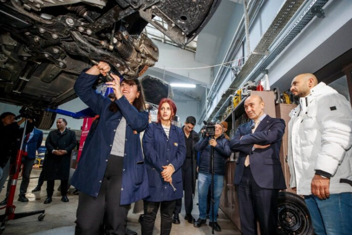 İzmir'de otomotiv sektörüne kadın eli değecek