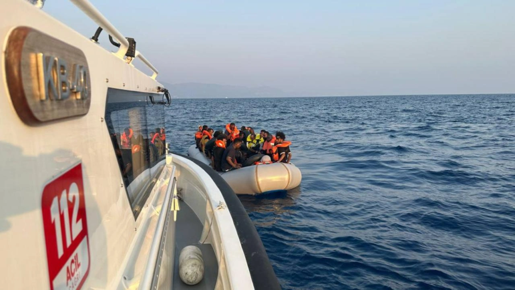 İzmir açıklarında 20 kaçak göçmen yakalandı