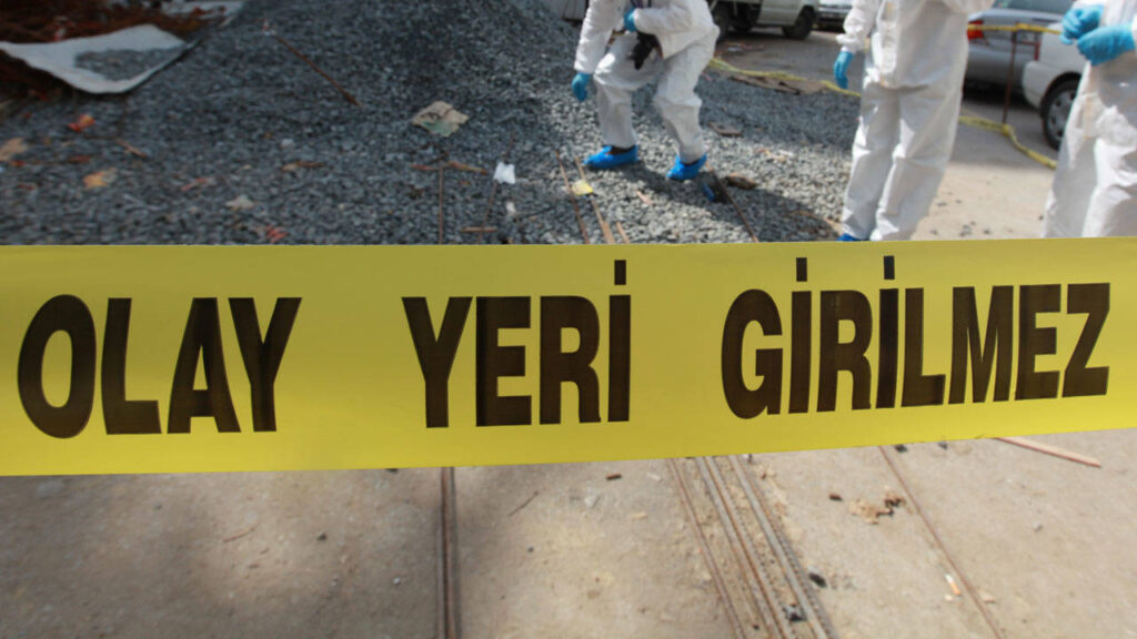 İzmir’de park kana bulandı! Karısını silahla vurdu, intihar girişiminde bulundu