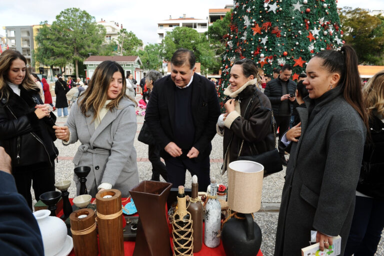 Karşıyaka’nın yeni yıl pazarı açıldı