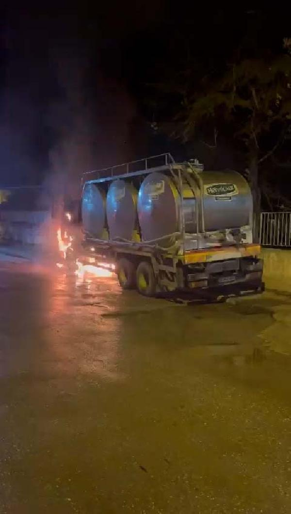 Ödemiş’te park halinde bulunan süt tankeri alev aldı
