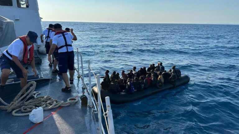 İzmir açıklarında umuda yolculuk… 45 göçmen kurtarıldı