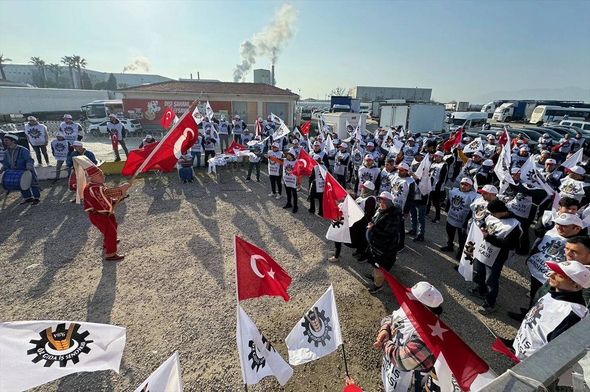 Lezita fabrikası’nda çalışan işçiler, toplu iş sözleşmesi nedeniyle grev başlattı