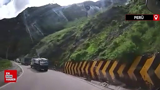 Peru’da dağdan kopan kayalar araçların üzerine düştü