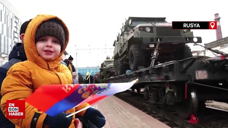 Rusya savaşta ele geçirdiği teçhizatı ganimet treninde sergiliyor