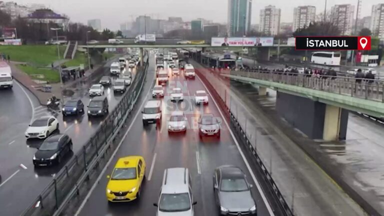 İstanbul’da yağışlı havada trafik çilesi