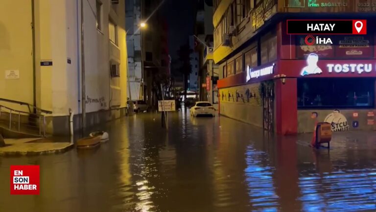 İskenderun’da şiddetli yağışla birlikte caddeler göle döndü