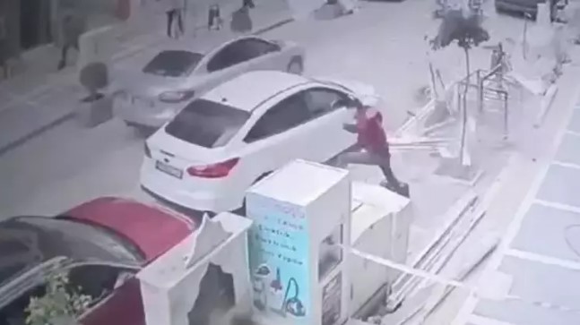 Mardin’de inşaattan çocuğun üzerine düşen kapı güvenlik kamerasına yansıdı