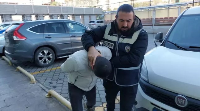 Samsun’da iş arkadaşına bıçak çekip, patronunun 15 bin TL’sini gasbeden kurye tutuklandı